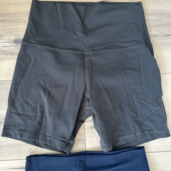 3 pair Lululemon shorts Size 6 EEUC - Picture 5 of 6